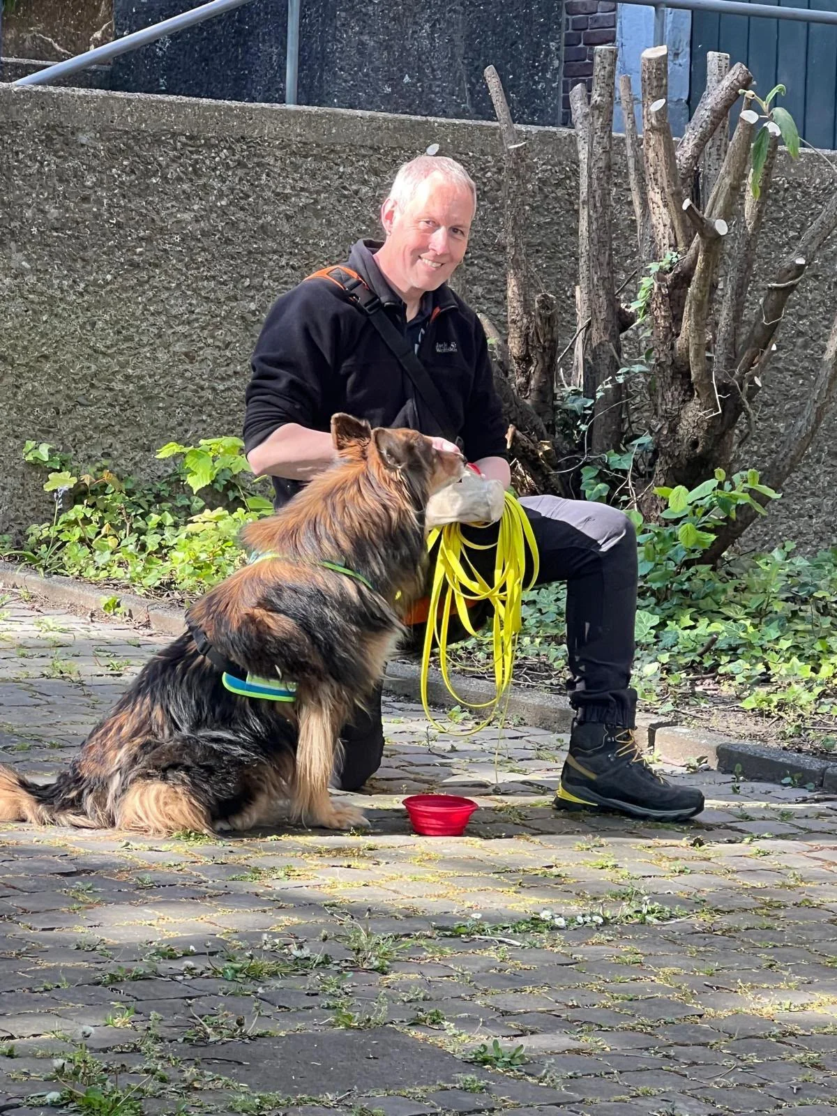 Ralf beim Mantrailing-Training mit Hund